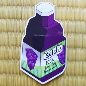 Puede incluir: Una pegatina que representa una caja de jugo morada con el texto "Selch's 100% Low-Poly Grape Juice". La caja de jugo tiene una tapa blanca y una etiqueta con una ilustración de uvas. La pegatina está sobre una superficie tejida marrón claro.