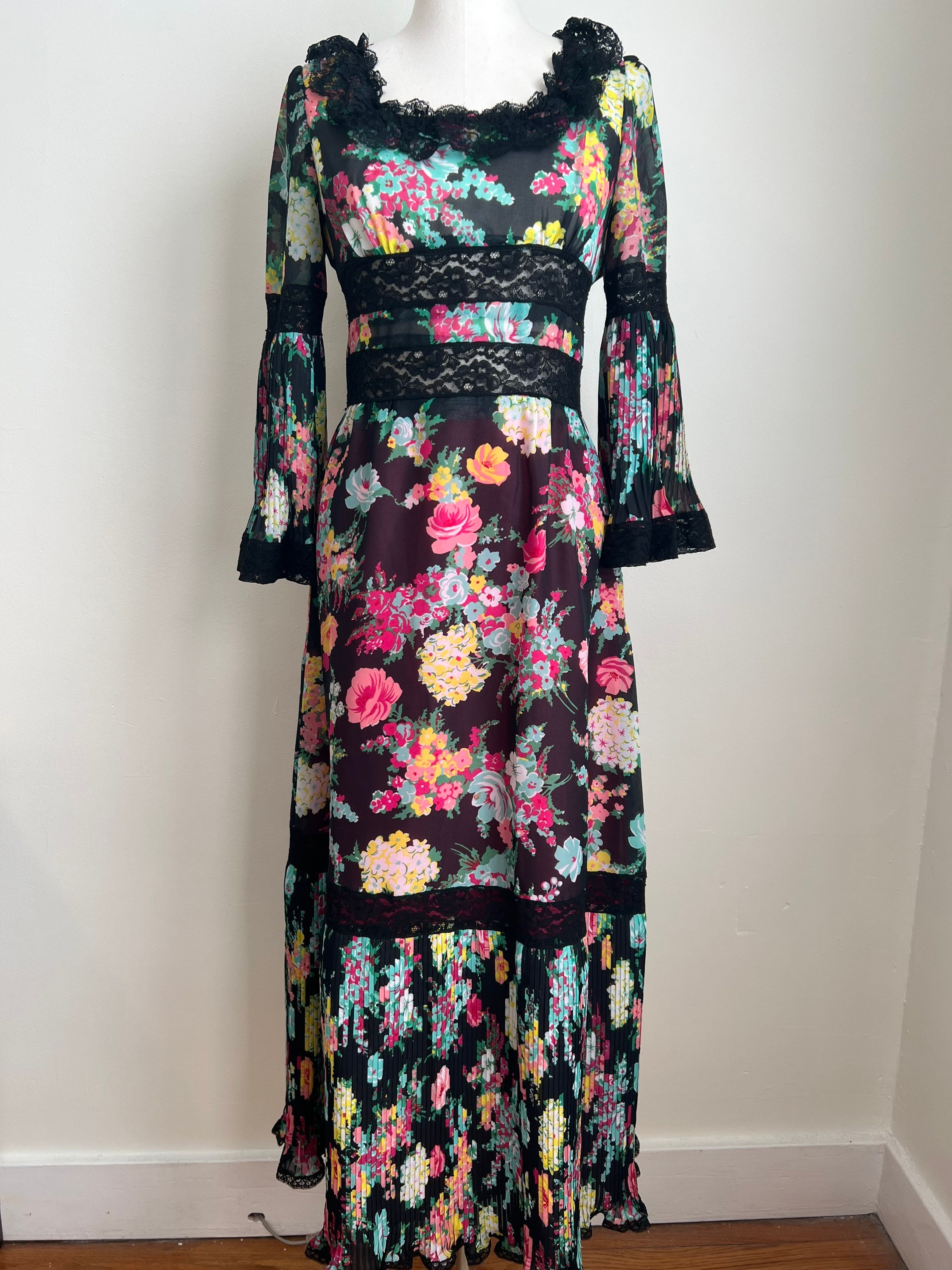 Lace Trimmed Floral DressサイズS 70s Size S Vintage Lace and Floral Dress - Etsy