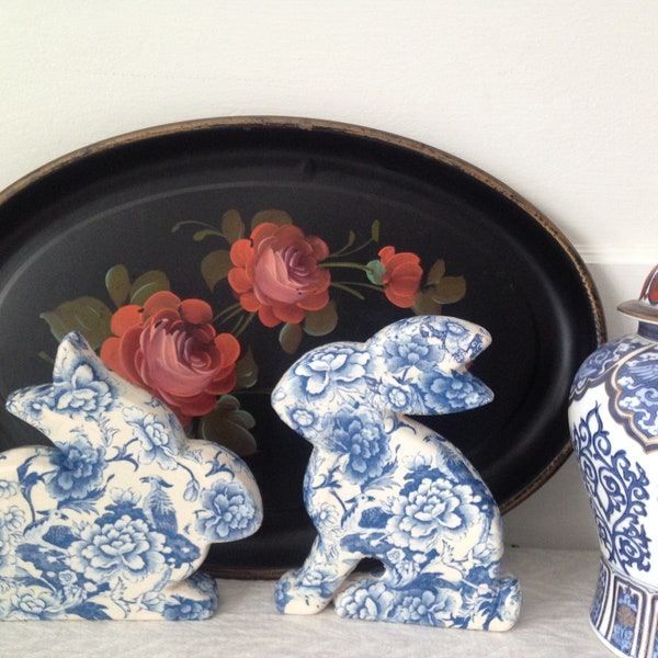 Conjunto de conejitos chinoiserie azules y blancos / par / conejos de cerámica bisque / Pascua / rosas azules y pájaros / decoración de primavera