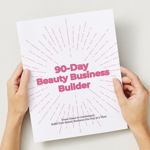 Puede incluir: Un papel blanco con texto rosa que dice "90-Day Beauty Business Builder". El texto está rodeado por un diseño de explosión rosa. Debajo del título está el texto "From Chaos to Consistency; Build Your Beauty Business One Day at a Time."