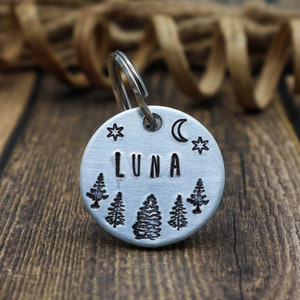 Boom en Maan Pet ID Tag - Dog Collar Tag - Pet Name Tag - Hand gestempeld Dog Tag - Custom -Dog Tag - Gegraveerd - Gepersonaliseerd - Nieuw huisdier