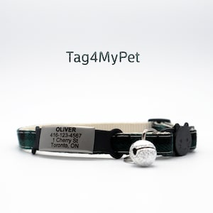 Peut inclure: Un collier de chat en plaid vert et noir avec une clochette argentée et une étiquette argentée personnalisée qui indique "OLIVER 416-123-4567 1 Cherry St Toronto, ON".