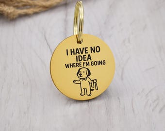 Peut inclure: Une médaille de chien dorée avec un contour noir d'un chien et le texte "Je n'ai aucune idée où je vais".