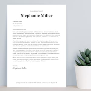 Op de afbeelding: Een formele zakelijke brief met de naam Stephanie Miller bovenaan. De brief is geschreven in zwarte letters op een witte achtergrond. De brief bevat een bedrijfsnaam, een functietitel en een datum. De brief is gericht aan een personeelsmanager en bevat een professionele afsluiting.