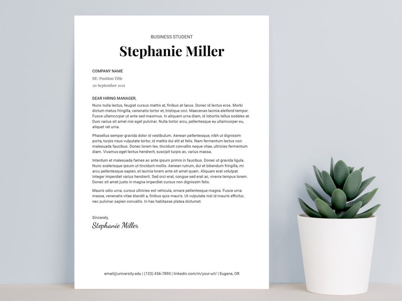 Op de afbeelding: Een formele zakelijke brief met de naam Stephanie Miller bovenaan. De brief is geschreven in zwarte letters op een witte achtergrond. De brief bevat een bedrijfsnaam, een functietitel en een datum. De brief is gericht aan een personeelsmanager en bevat een professionele afsluiting.