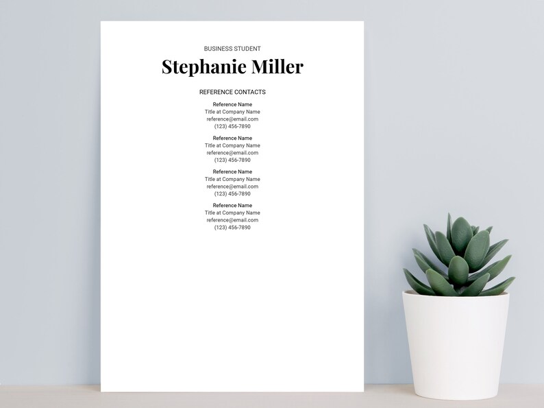 Op de afbeelding: Een zwart-wit document met de titel "BUSINESS STUDENT Stephanie Miller REFERENCE CONTACTS" en een lijst met contactgegevens voor referenties.