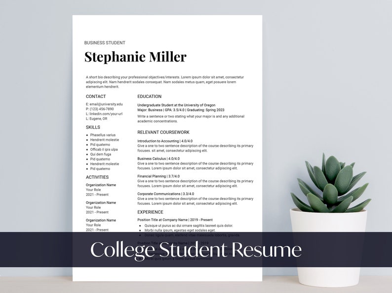 Op de afbeelding: Een zwart-witte cv voor Stephanie Miller, een bedrijfskunde-student aan de University of Oregon. De cv vermeldt haar contactgegevens, vaardigheden, activiteiten, opleiding, relevante cursussen en werkervaring.