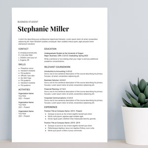 Op de afbeelding: Een zwart-witte cv met de naam Stephanie Miller bovenaan. De cv bevat contactgegevens, vaardigheden, activiteiten, opleiding, relevante cursussen en werkervaring.