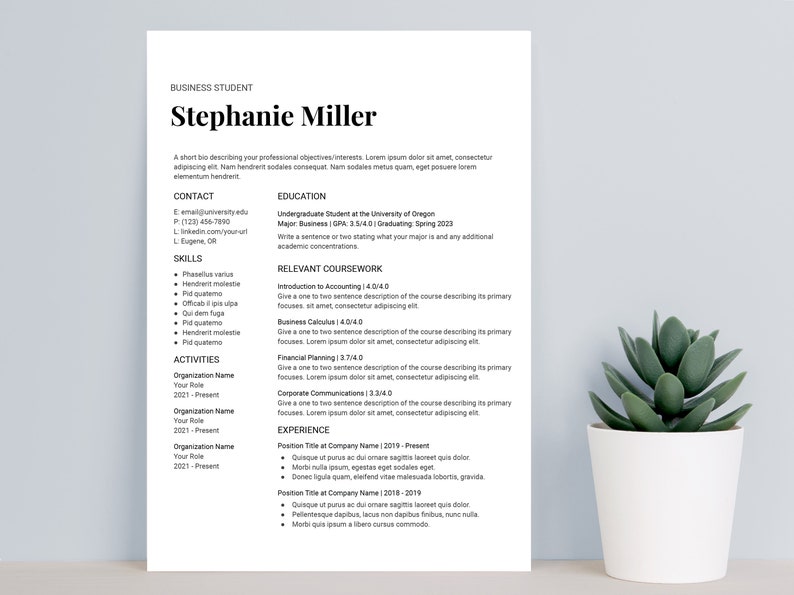 Op de afbeelding: Een zwart-witte cv met de naam Stephanie Miller bovenaan. De cv bevat contactgegevens, vaardigheden, activiteiten, opleiding, relevante cursussen en werkervaring.