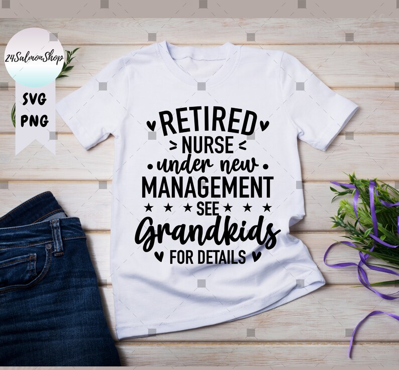 Pu&ograve; includere: Maglietta bianca con la scritta nera "RETIRED NURSE under new MANAGEMENT SEE Grandkids FOR DETAILS". Il design include cuori e stelle. La maglietta ha girocollo e maniche corte. La maglietta &egrave; su una superficie di legno chiaro.
