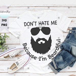 Puede incluir: Camiseta blanca con el texto "Don't hate me because I'm beardful" y una ilustración en blanco y negro de un hombre con gafas de sol y barba.