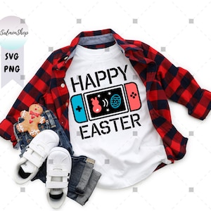 Könnte beinhalten: Weißes T-Shirt mit einer roten, blauen und schwarzen Grafik einer Videospielkonsole mit dem Text "Happy Easter".