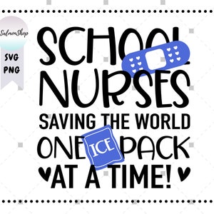 Può includere: Un design grafico in bianco e nero con il testo "SCHOOL NURSES SAVING THE WORLD ONE ICE PACK AT A TIME!" con un cerotto blu e una borsa del ghiaccio.