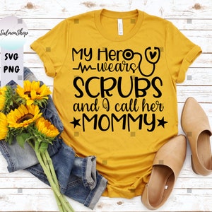 Mein Held trägt Scrubs SVG PNG, ich nenne sie Mommy svg, Nurse Appreciation svg, Schwesternschülerin, INC, Digital Instant Download File für Cricut