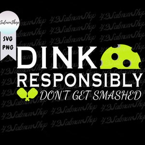 Peut inclure: Texte blanc sur fond noir : "DINK RESPONSIBLY DON'T GET SMASHED". Une raquette de pickleball verte et blanche est à gauche du texte et une balle de pickleball verte et blanche est à droite du texte.