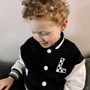 Monogramme à carreaux, veste universitaire pour enfants, veste Letterman pour enfants, vêtements enfants cool, veste enfant personnalisée, pull enfant personnalisé
