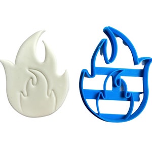 Könnte beinhalten: Ein weißer Plastik-Ausstecher in Form einer Flamme, neben einem blauen Plastik-Ausstecher in Form einer Flamme.