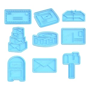 Pode incluir: Nove cortadores de biscoitos de plástico azul em forma de diferentes itens relacionados ao correio, incluindo envelopes, uma caixa de correio, um rolo de fita adesiva e uma pilha de caixas. Os cortadores estão dispostos em três filas sobre um fundo branco.