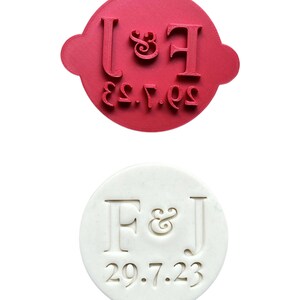 以下が含まれることがあります： 「J & F」と「F & J」の文字と「29.7.23」と「23.7.29」の日付が刻印された、赤と白の丸いゴム印2個。