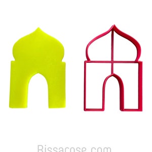 Può includere: Un set di due stampini per biscotti, uno giallo e uno rosso, a forma di moschea con tetto a cupola. Gli stampini vengono utilizzati per creare biscotti a forma di moschea.