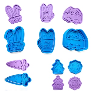 Può includere: Un set di nove tagliabiscotti in plastica viola e blu con temi pasquali e religiosi. I tagliabiscotti includono coniglietti, una chiesa, una croce, carote e un'auto con un coniglio dentro. I tagliabiscotti sono perfetti per fare biscotti per Pasqua o festività religiose.