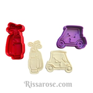 Puede incluir: Conjunto de cuatro cortadores de galletas, dos son bolsas de golf y dos son carritos de golf. Una bolsa de golf es roja, una es beige, un carrito de golf es morado y uno es beige.