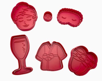 Puede incluir: Conjunto de seis cortadores de galletas de plástico rojo con forma de mujer con bata de baño, copa de champán, bata de baño, par de zapatillas, antifaz para dormir y botón. Los cortadores son para hacer galletas u otros productos horneados.