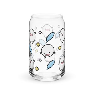 Pu&ograve; includere: Un bicchiere trasparente a forma di lattina con un motivo ripetuto di fantasmi bianchi dei cartoni animati, piume blu, esplosioni di stelle gialle e piccoli diamanti viola. I fantasmi hanno facce sorridenti. Il bicchiere &egrave; vuoto.