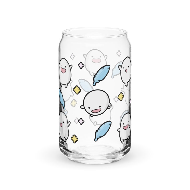 Pu&ograve; includere: Un bicchiere trasparente a forma di lattina con un motivo ripetuto di fantasmi bianchi dei cartoni animati, piume blu, esplosioni di stelle gialle e piccoli diamanti viola. I fantasmi hanno facce sorridenti. Il bicchiere &egrave; vuoto.