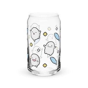 Pu&ograve; includere: Un bicchiere trasparente a forma di lattina decorato con fantasmi dei cartoni animati, piume blu e forme di stelle e fiori. I fantasmi sono bianchi con occhi e bocche nere. Il bicchiere &egrave; vuoto.