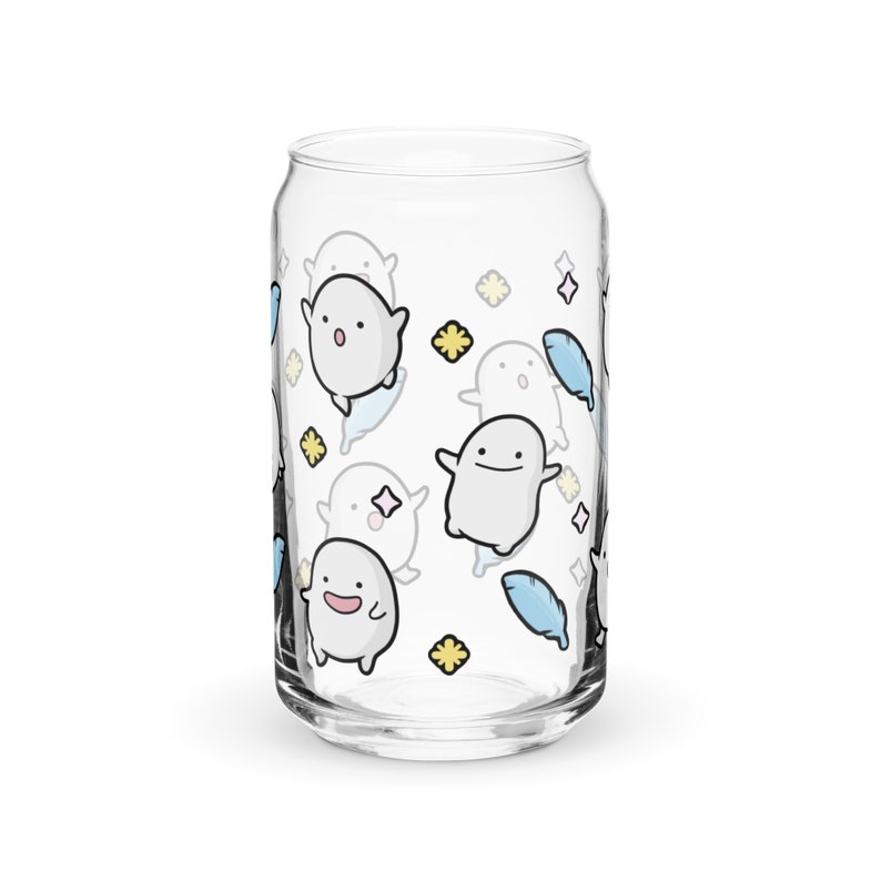 Pu&ograve; includere: Un bicchiere trasparente a forma di lattina decorato con fantasmi dei cartoni animati, piume blu e forme di stelle e fiori. I fantasmi sono bianchi con occhi e bocche nere. Il bicchiere &egrave; vuoto.