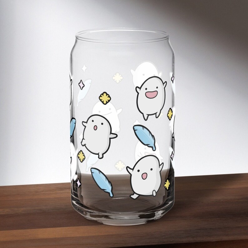 Pu&ograve; includere: Un bicchiere trasparente a forma di lattina decorato con un motivo ripetuto di personaggi dei cartoni animati, piume blu e stelle gialle. I personaggi sono bianchi con contorni neri.