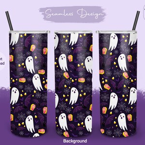 Może przedstawiać: Wzór bez szwów z białymi duchami, nietoperzami, pajęczynami i cukierkami w kształcie kukurydzy na fioletowym tle. Ten wzór idealnie nadaje się do tworzenia spersonalizowanych kubków, filiżanek lub innych przedmiotów.