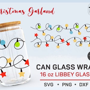 Op de afbeelding: Een digitaal ontwerp voor een kerstkrans met rode sterren en kleurrijke lampjes. Het ontwerp is getoond gewikkeld rond een glazen pot van 16 ounce. Het ontwerp is beschikbaar in SVG, PNG en DXF formaten.