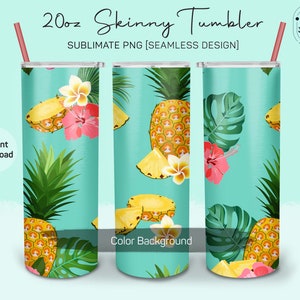 Könnte beinhalten: Ein 20 Unzen schlanker Becher-Sublimationsdesign mit einem nahtlosen Muster aus Ananas, Hibiskusblüten und tropischen Blättern auf türkisfarbenem Hintergrund.