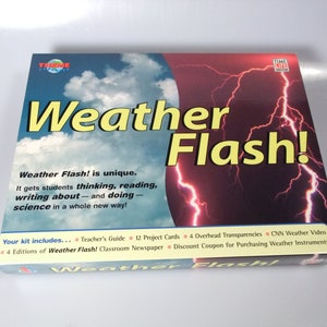 Może przedstawiać: Pudełko z zestawem materiałów edukacyjnych do nauki o pogodzie dla klasy, o nazwie "Weather Flash!" z obrazkiem błyskawic na przodzie. Na pudełku napisano: "Weather Flash! jest wyjątkowy. Zachęca uczniów do myślenia, czytania, pisania o - i wykonywania - nauki w zupełnie nowy sposób!" oraz wymieniono zawartość zestawu: "Przewodnik dla nauczyciela, 12 kart projektowych, 4 przezroczystości do rzutnika, film pogodowy CNN, 4 wydania gazety klasowej Weather Flash!, kupon rabatowy na zakup przyrządów meteorologicznych."