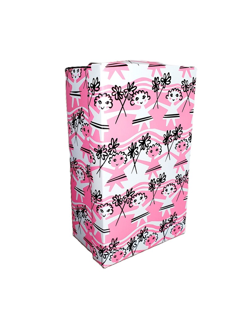 Pu&ograve; includere: Una scatola regalo rettangolare alta con un motivo ripetuto di figure sorridenti che tengono fiori su uno sfondo rosa e bianco. La scatola &egrave; bianca con un motivo a strisce rosa ondulate.