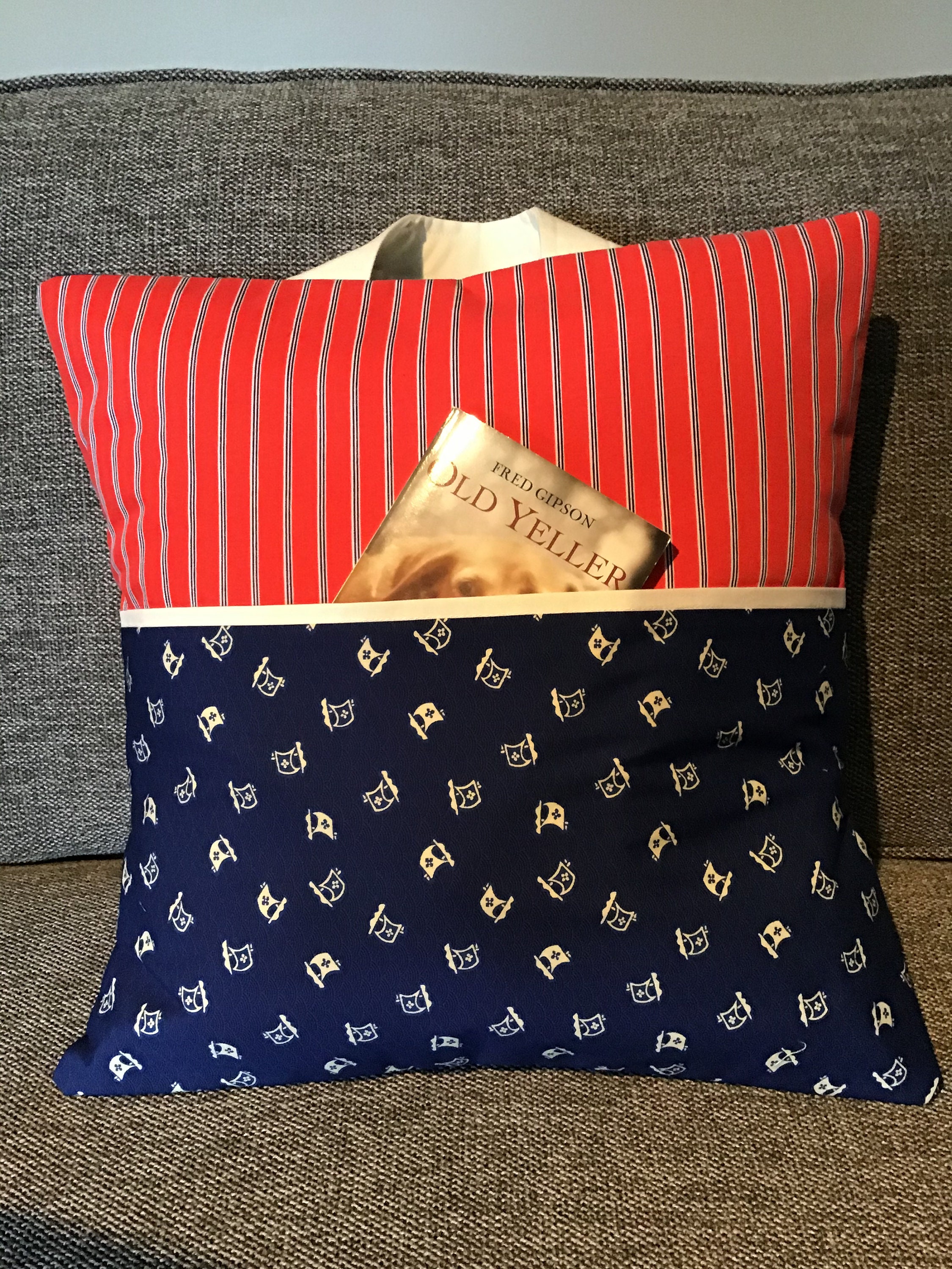 Reading pillow with pocket and tassel