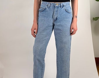 90s light denim Wrangler jeans/ light Mom jeans/ high rise Mom jeans/ Waist 30”/ VTG