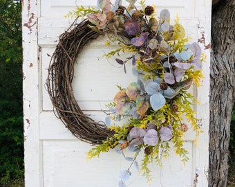 Corona de eucalipto y vid para otoño: decoración para la puerta principal en todas las estaciones.