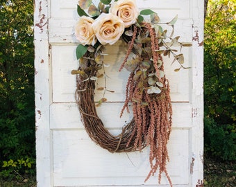 Corona de otoño, elegante corona de rosas y vid: decoración de primavera y otoño para la puerta principal.