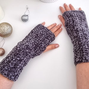 Crochet PATTERN, Fingerless Crochet Gloves, Warm Wrist Warmers, Fingerless Mitts Pattern, Texting Glove Crochet Pattern image 3