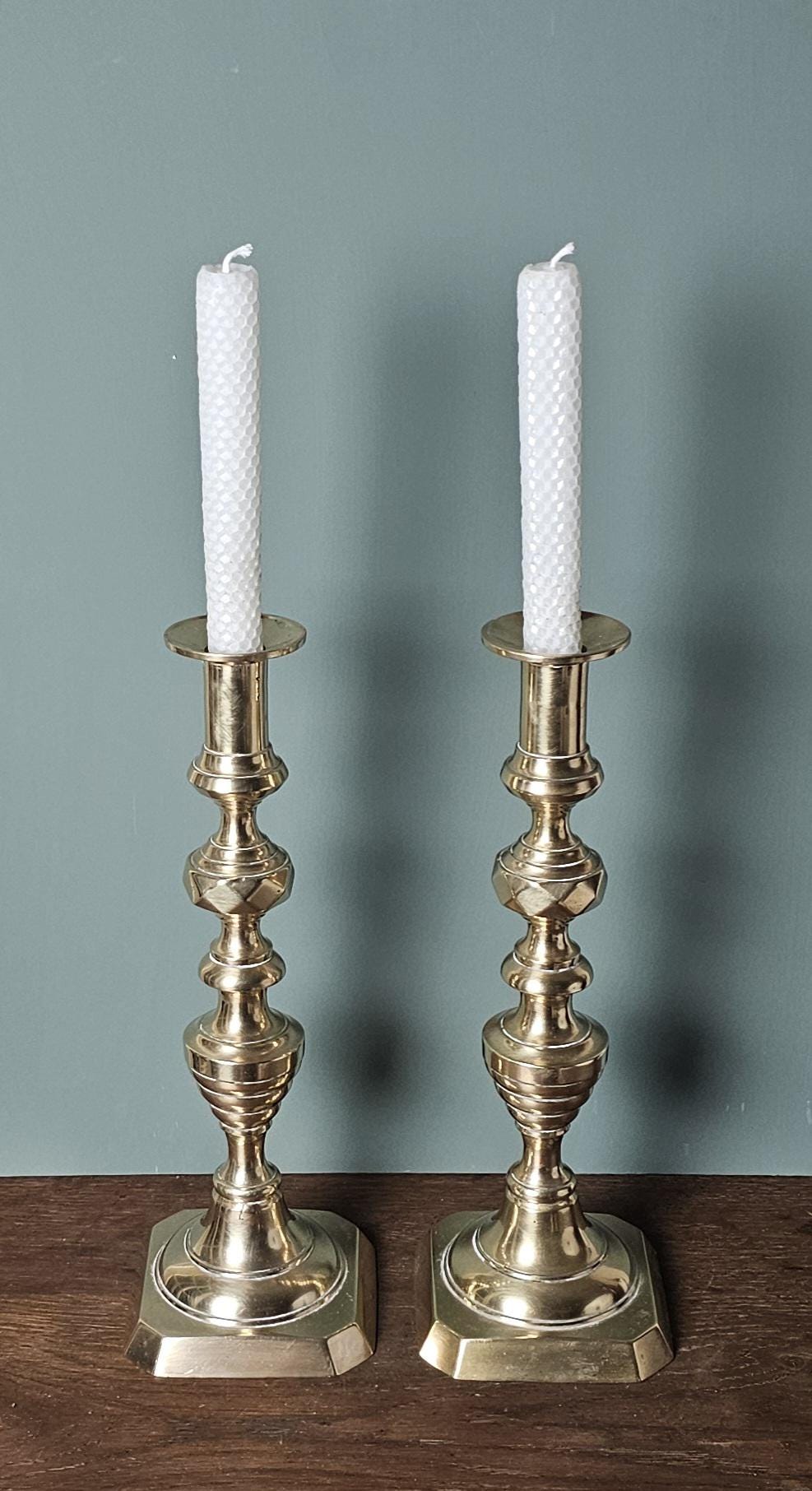 Grande paire de chandeliers du jubilé de diamant en laiton VICTORIEN DES ANNÉES 1890