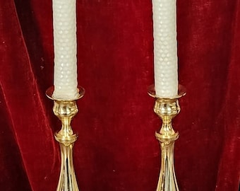 Candelabros de latón vintage de la década de 1950, par de balaustres de estilo victoriano