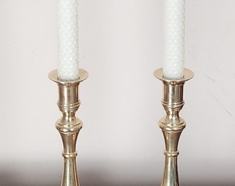 1950s Beautiful Pair of High-Quality Brass Candlesticks with Round Bases and Baluster Form