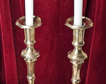 1950 - Par de candelabros altos de latón de alta calidad – Estilo eduardiano, base de 12 lados
