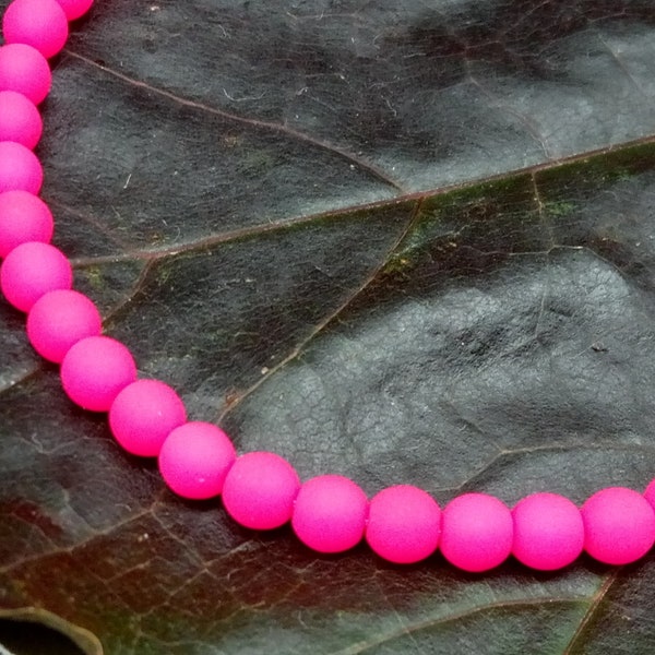1 ganzer Strang 50 Stk. - 4mm Böhmische NEON runde Perlen - Seidenglas - Matt gefrostet - Neon Pink - UV aktiv - Leuchtende Glasperlen