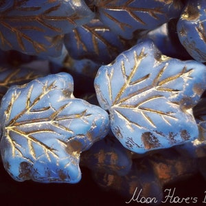 8 AHORNBLÄTTER 13x13 mm - Himmelblau Silk MATT mit Vintage Gold Wash -  Filigraner Muster - PREMIUM - B_886