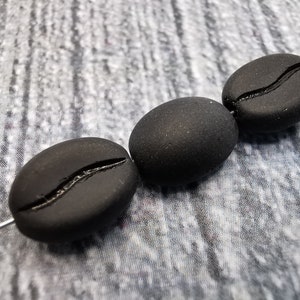 12 cuentas de cristal de Bohemia en forma de grano de café, 11 x 8 mm - Granos de café - Negro mate - Boho - Cuentas de café - Cuentas muy decorativas y raras - B_501