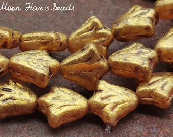 15 Golden Lilies Pearls 9 x 9 mm - Bohemian Pearls - Premium - B_990